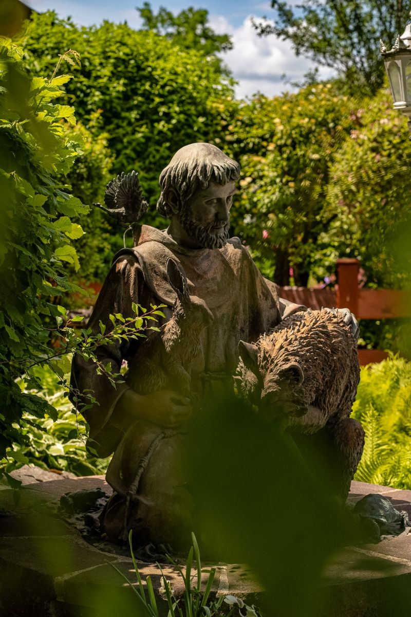 Steinfigur des heiligen Franziskus im Garten