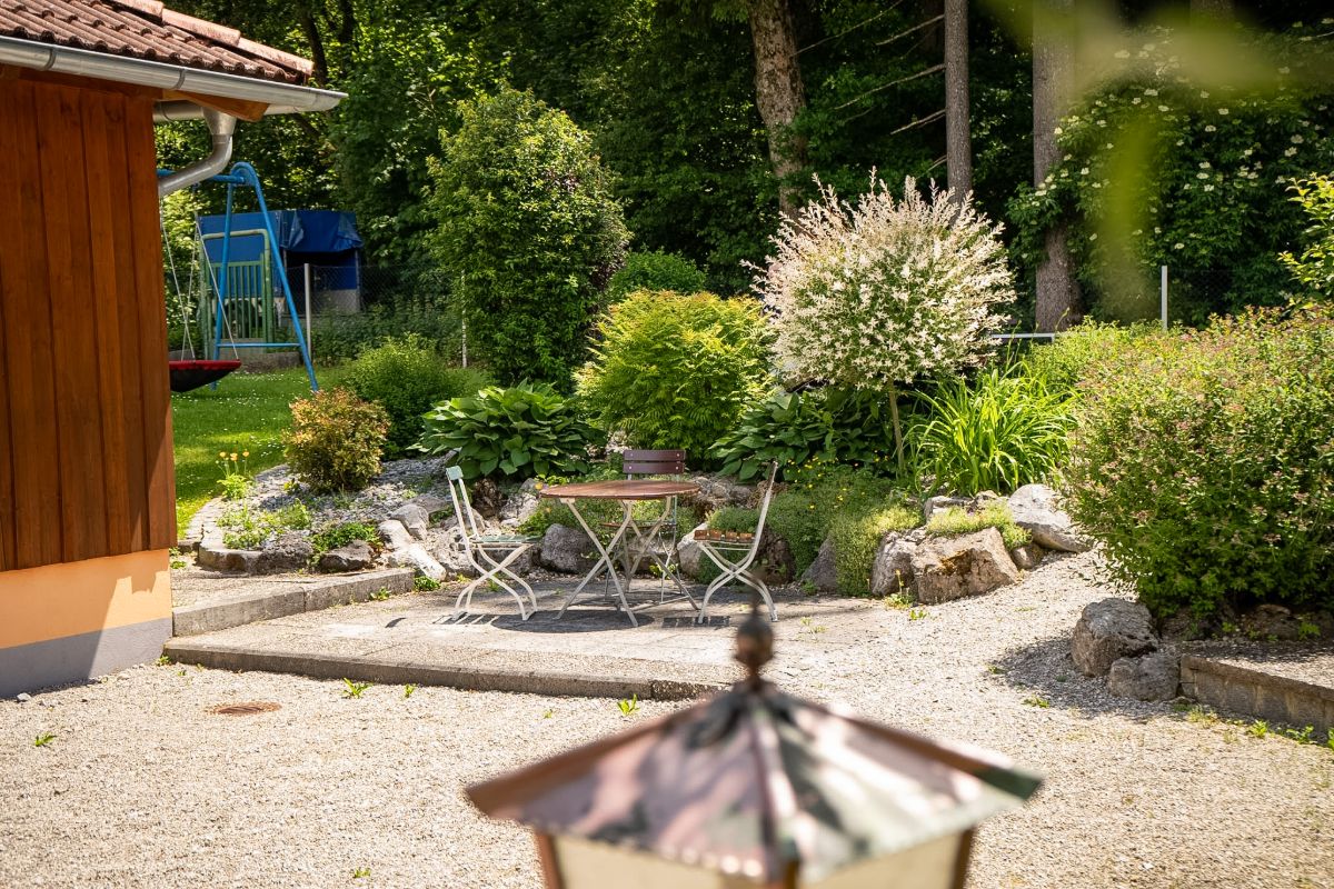 Sitzplatz mit Tisch und Stühlen