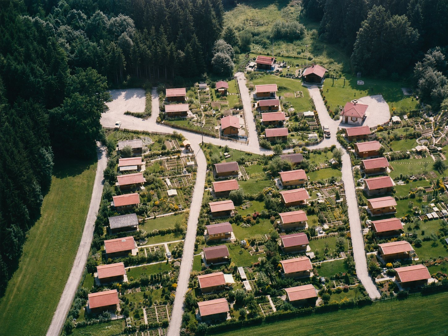 Luftbild der Kleingartenanlage Alte Au mit ihren Parzellen, Wegen und dem Vereinsheim